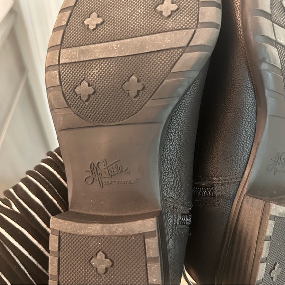 Tall boots. Riding boots. Black boots. Size 8.5 black boots. 8.5M boots. - Picture 7 of 9